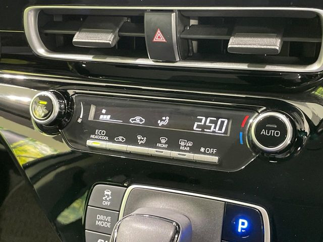 【オートエアコン】一度お好みの温度に設定すれば、車内の温度を検知し風量や温度を自動で調整。暑い&hellip;寒い&hellip;と何度もスイッチ操作をする必要はありません。快適な車内空間には必須の機能ですね♪