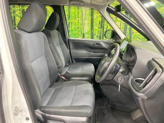 運転席まわりには十分なスペースがあり、大柄な方でもゆったり運転していただける環境です。