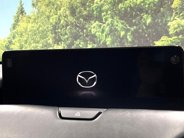 【12.3インチマツダコネクト】車内の雰囲気にマッチした大型ディスプレイ。スマホ接続でのナビ使用やBluetooth再生等、様々な機能が楽しめます。直感的なダイヤル操作が可能で、使い勝手も良好です。