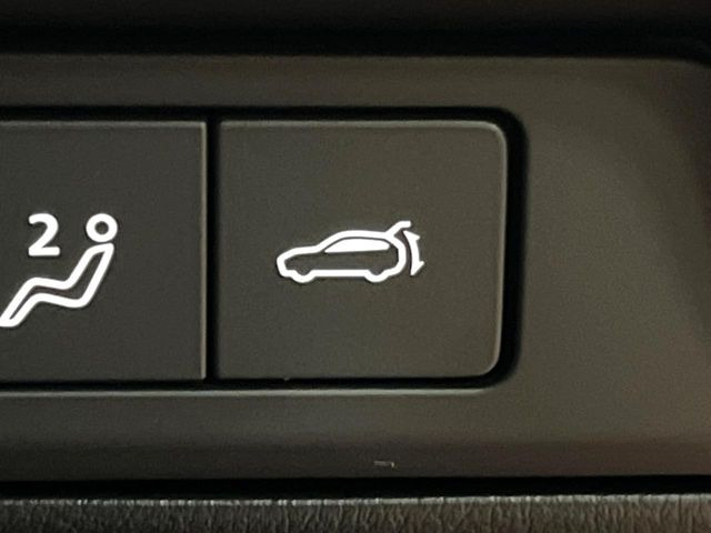 【パワーバックドア】スマートキーや運転席のボタンを押すだけでリアゲートが自動で開閉します!荷物を持っている時や、高い位置にあるバックドアを閉める際に便利な機能です♪