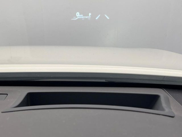 【カラーヘッドアップディスプレイ】現在の速度や走行情報をデジタル表示で運転席前方のガラスに投影!カラー付きで視認性も高く、運転中目線をずらさず必要な情報を確認できるのでとっても便利で安心!