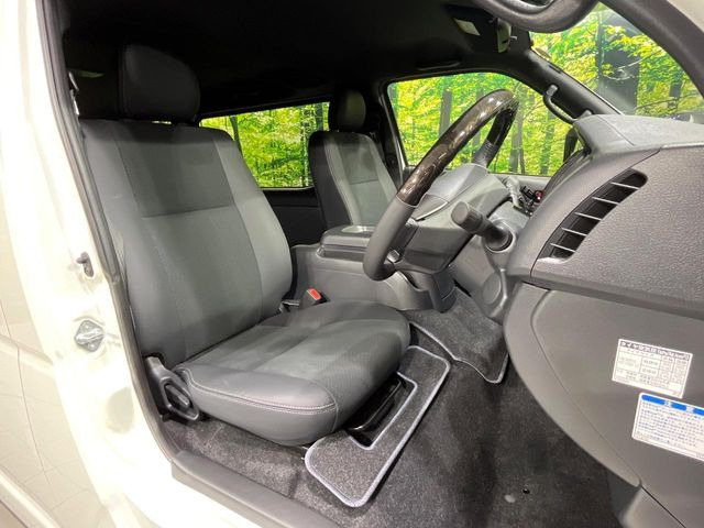 運転席シート廻りは使用感も少なく、良好な状態となっています。丁寧に使われていたことがよくわかりますね。