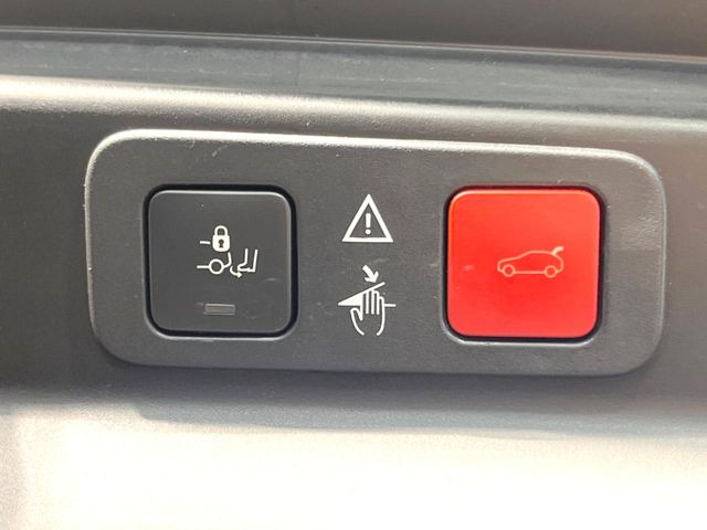 ●電動リアゲート:ワンタッチでリアゲートの開閉ができ、荷物などで両手が塞がっている状態でも簡単に開閉ができる便利機能です。
