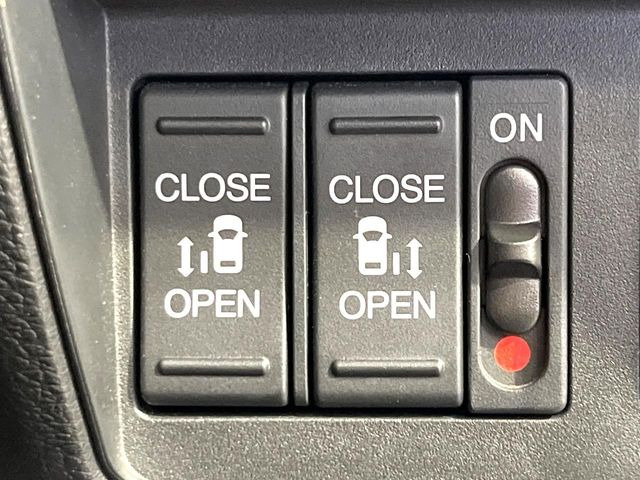 【両側パワースライドドア】スマートキーや運転席のスイッチで後席両側スライドドアの開閉が可能♪電動だから力を入れてドアを開ける必要が無く、小さなお子様でも簡単に開け閉めでき快適です♪
