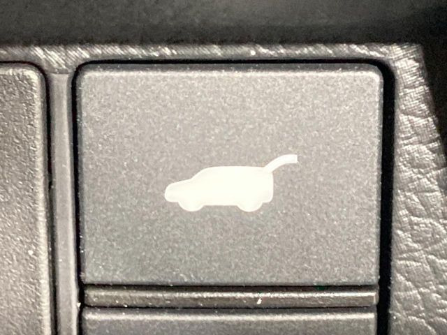 【パワーバックドア】スマートキーや運転席のボタンを押すだけでリアゲートが自動で開閉します!荷物を持っている時や、高い位置にあるバックドアを閉める際に便利な機能です♪