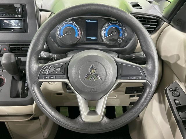 �C���e���A�ɍ��킹���f�U�C���̃X�e�A�����O�́A�^�]�������̂��Ƃ��l���A�^�]���₷���`��A�傫���ł��B�����x�A���ۂɐG���Ă��m���߂��������B