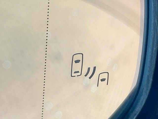 【ブラインドスポットモニター】走行中、ドアミラーの死角になりやすい箇所に後続車が接近するとサイドミラーのレンズに警告を表示!ドライバーに注意喚起をしてくれます。