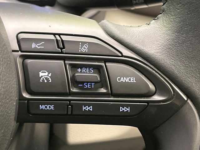 【レーダークルーズコントロール】高速道路での長距離走行が楽に!!自動で速度を保つクルーズコントロールが、衝突軽減システムと連携し、前方の車両を感知して車間を保つように速度調節してくれます!!