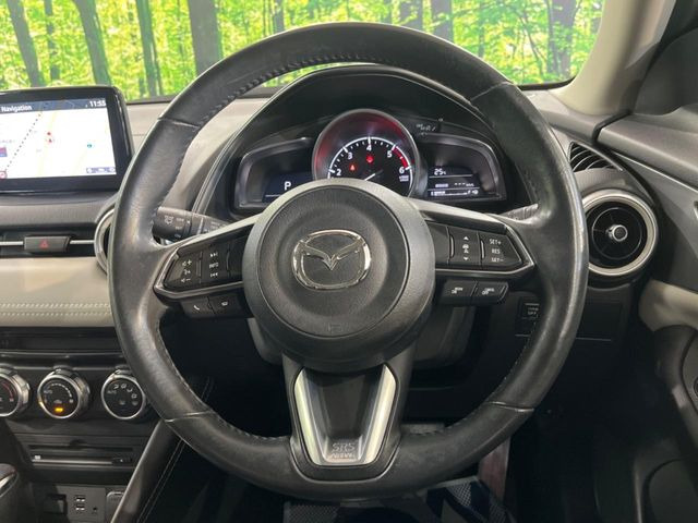 �C���e���A�ɍ��킹���f�U�C���̃X�e�A�����O�́A�^�]�������̂��Ƃ��l���A�^�]���₷���`��A�傫���ł��B�����x�A���ۂɐG���Ă��m���߂��������B