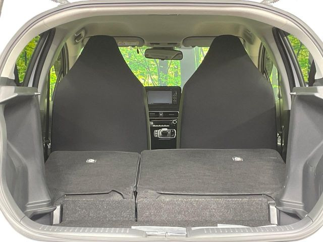 普段のお買い物や通勤、送迎等に十分な荷室スペースを確保しております。セカンドシートを倒すと、大きな荷物の積載も可能です♪