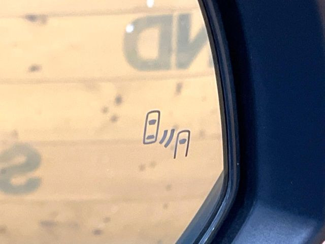 【ブラインドスポットモニター】走行中、ドアミラーの死角になりやすい箇所に後続車が接近するとサイドミラーのレンズに警告を表示!ドライバーに注意喚起をしてくれます。