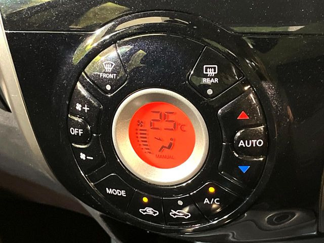 【オートエアコン】一度お好みの温度に設定すれば、車内の温度を検知し風量や温度を自動で調整。暑い&hellip;寒い&hellip;と何度もスイッチ操作をする必要はありません。快適な車内空間には必須の機能ですね♪