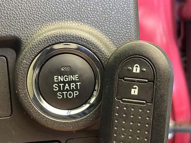【スマートキー】カバンやポケットに入れたままでもドアの施錠・解錠が可能なスマートキーを装備。エンジンのオン・オフ時もカギを取り出す必要が無いからとっても便利です♪