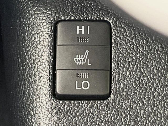 【シートヒーター】寒い日に重宝するシートヒーター!エアコンより早く温まってくれるので寒がりの人も安心ですね♪エアコンの温風は乾燥するから苦手、という方にもをおすすめです。