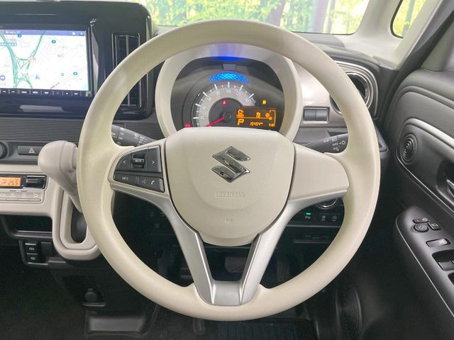 インテリアに合わせたデザインのステアリングは、運転される方のことも考え、運転しやすい形状、大きさです。是非一度、実際に触ってお確かめください。