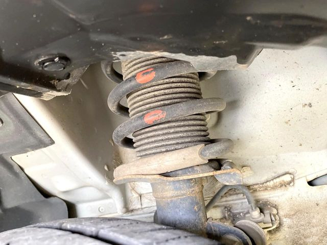 お車を安心してお乗りいただく為には、足回りの定期点検が欠かせません。サービスサポート(有償保証)では無料点検もご提供しており、安心のカーライフをお過ごしいただけるサポート体制が整っています。