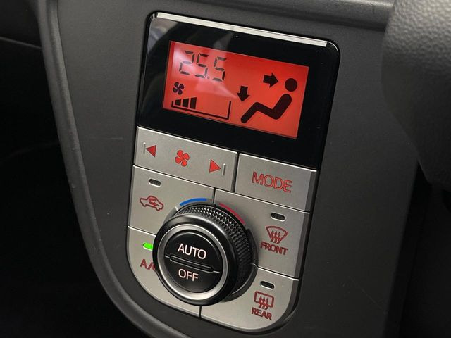 【オートエアコン】一度お好みの温度に設定すれば、車内の温度を検知し風量や温度を自動で調整。暑い&hellip;寒い&hellip;と何度もスイッチ操作をする必要はありません。快適な車内空間には必須の機能ですね♪