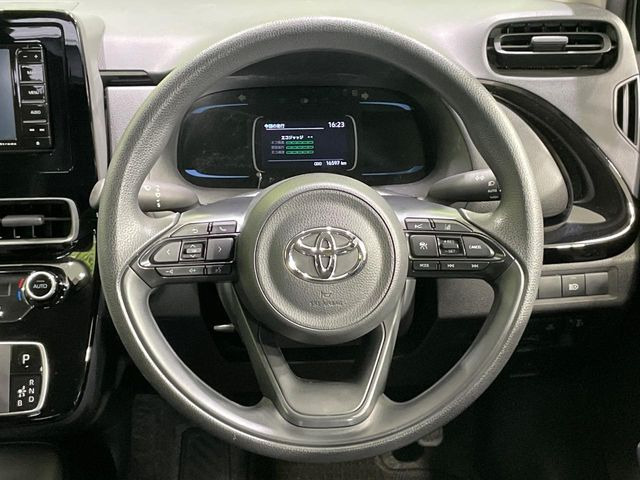 インテリアに合わせたデザインのステアリングは、運転される方のことも考え、運転しやすい形状、大きさです。是非一度、実際に触ってお確かめください。