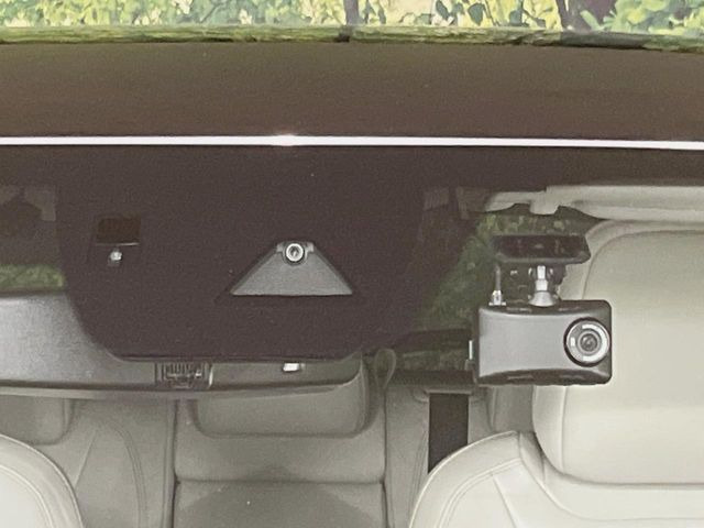 【スマートシティブレーキサポート】低速走行中に前方の車両等を認識し、衝突しそうな時は警報とブレーキで衝突回避と被害軽減をアシスト。より安全にドライブをお楽しみいただけます。