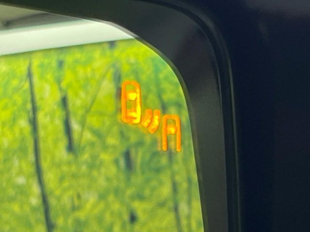 【ブラインドスポットモニター】走行中、ドアミラーの死角になりやすい箇所に後続車が接近するとサイドミラーのレンズに警告を表示!ドライバーに注意喚起をしてくれます。