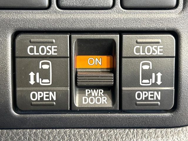 【両側パワースライドドア】スマートキーや運転席のスイッチで後席両側スライドドアの開閉が可能♪電動だから力を入れてドアを開ける必要が無く、小さなお子様でも簡単に開け閉めでき快適です♪