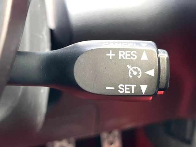 【クルーズコントロール】高速道路もラクラク走行。アクセルを離しても一定速度で走行ができ、長距離運転時の負担を軽減!加速・減速も簡単なスイッチ操作で調整できます。