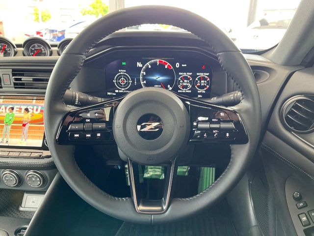 �C���e���A�ɍ��킹���f�U�C���̃X�e�A�����O�́A�^�]�������̂��Ƃ��l���A�^�]���₷���`��A�傫���ł��B�����x�A���ۂɐG���Ă��m���߂��������B