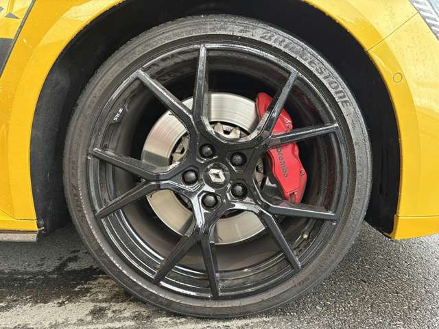 さらに、センターコンソールには、ルノー・スポールモデルのテスト/開発ドライバーで、ニュルブルクリンク市販FF車の最速記録を持つロラン・ウルゴンのサイン入りシリアルプレートが装着される。