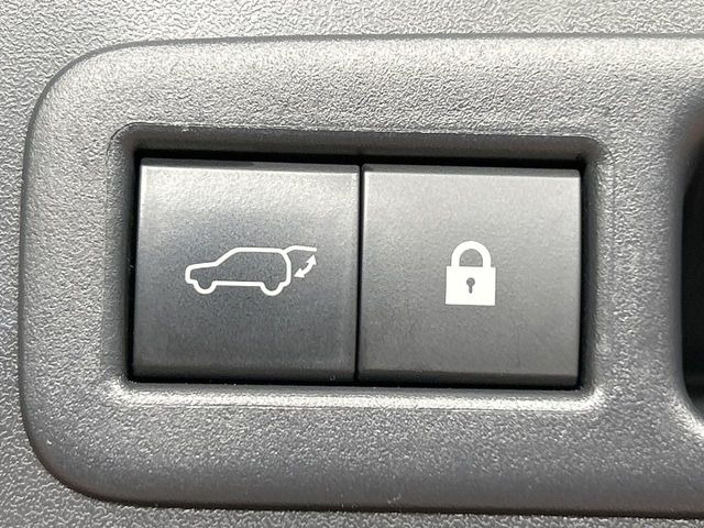 【パワーバックドア】スマートキーや運転席のボタンを押すだけでリアゲートが自動で開閉します!荷物を持っている時や、高い位置にあるバックドアを閉める際に便利な機能です♪