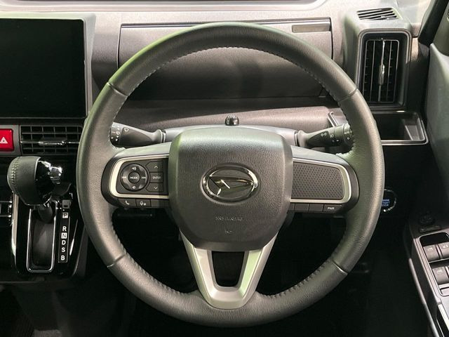 【純正革巻きステアリング】上質な革を使用することで、手にしっかり馴染みとても運転しやすいハンドルです♪