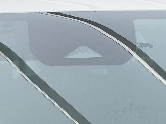 【インテリジェントエマージェンシーブレーキ】フロントカメラで前方の車両や歩行者を検知。衝突しそうな時は衝突被害軽減ブレーキが作動、衝突回避をサポート。より安全にドライブをお楽しみいただけます。