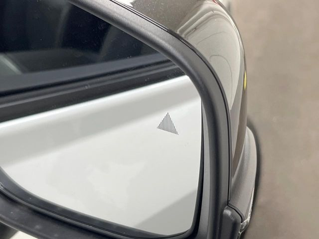 【ブラインドスポットモニター】走行中、ドアミラーの死角になりやすい箇所に後続車が接近するとサイドミラーのレンズに警告を表示!ドライバーに注意喚起をしてくれます。