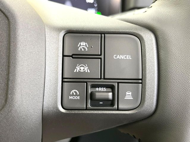 【レーダークルーズコントロール】高速道路での長距離走行が楽に!!自動で速度を保つクルーズコントロールが、衝突軽減システムと連携し、前方の車両を感知して車間を保つように速度調節してくれます!!