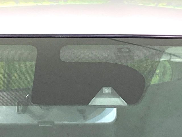 【エマージェンシーブレーキ】走行中に前方の車両等を認識し、衝突しそうな時は警報とブレーキで衝突回避と被害軽減をアシスト。より安全にドライブをお楽しみいただけます。