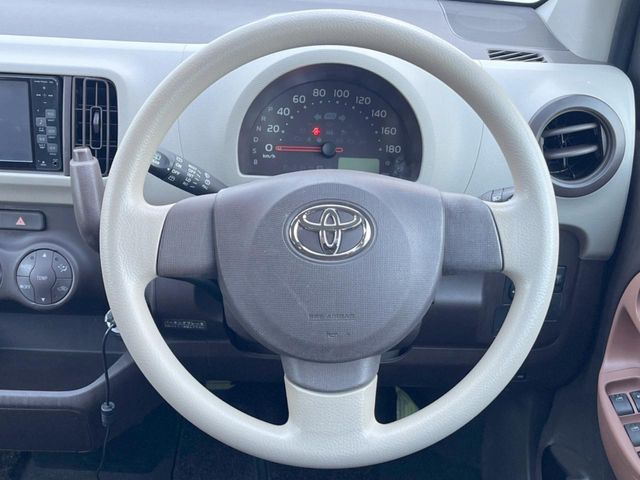 インテリアに合わせたデザインのステアリングは、運転される方のことも考え、運転しやすい形状、大きさです。是非一度、実際に触ってお確かめください。