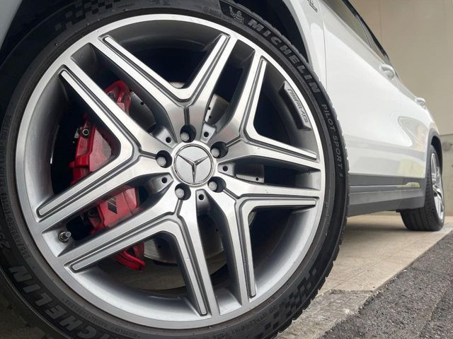 ●純正アルミホイール:輸入車ならではの卓越した走りを支えるホイールと足回りです!日本車の走りに慣れている方にもぜひ体感して頂きたいほど、高いレベルでまとまっています!