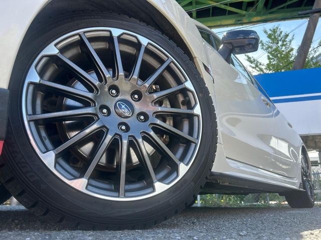 �y18�C���`�A���~�z�C�[���z�O�ςɃ}�b�`�����A���~�z�C�[���𑕒����Ă���܂��B�e��A���~�z�C�[����A�X�^�b�h���X�^�C�����戵�����Ă���܂��B���񂲑��k����������