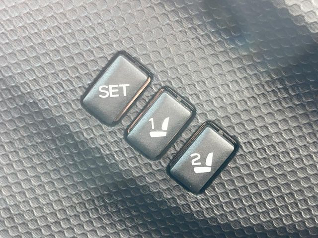 【メモリー機能付きパワーシート】ドライバーごとに設定したシート位置を記憶して、ボタン一つで切り替えできる便利な機能!運転する方が複数名いらっしゃるご家庭におすすめです♪