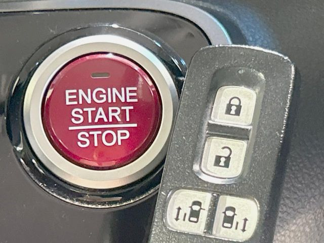 【Hondaスマートキー】カバンやポケットに入れたままでもドアの施錠・解錠が可能なスマートキーを装備。エンジンのオン・オフ時もカギを取り出す必要が無いからとっても便利です♪