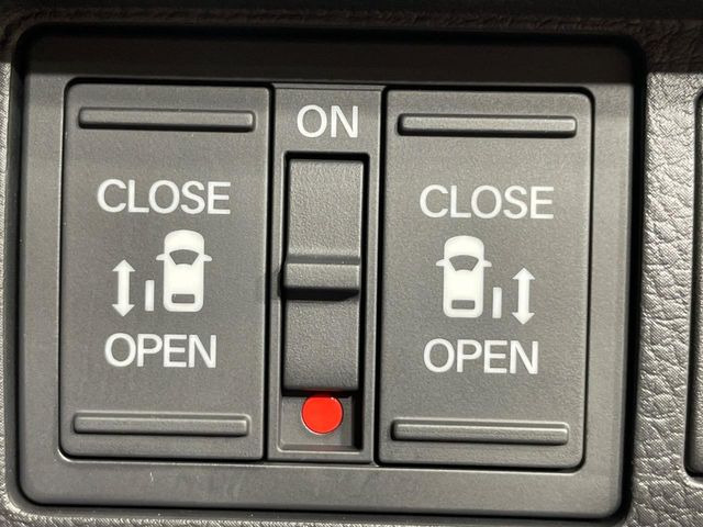 【両側パワースライドドア】スマートキーや運転席のスイッチで後席両側スライドドアの開閉が可能♪電動だから力を入れてドアを開ける必要が無く、小さなお子様でも簡単に開け閉めでき快適です♪