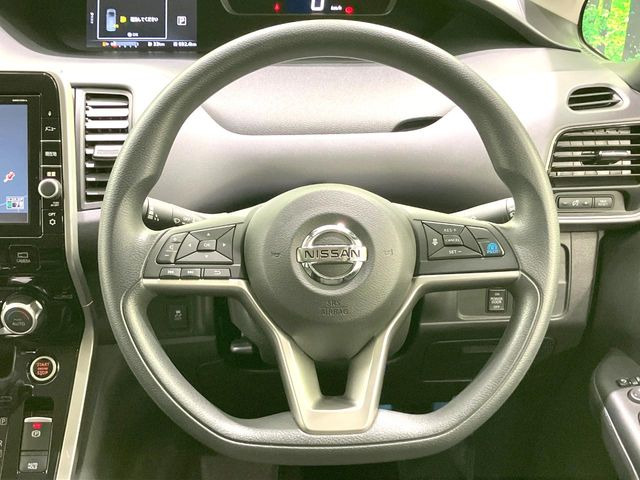 �C���e���A�ɍ��킹���f�U�C���̃X�e�A�����O�́A�^�]�������̂��Ƃ��l���A�^�]���₷���`��A�傫���ł��B�����x�A���ۂɐG���Ă��m���߂��������B