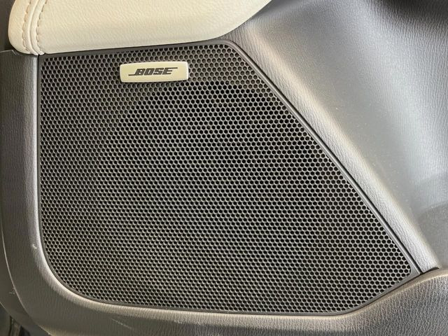 【BOSEサウンド】メーカーオプションの高品位サウンドシステムを搭載。専用のチューニングが施された大小様々なスピーカーから良質なサウンドが奏でられ、臨場感あふれる音響空間を演出します。