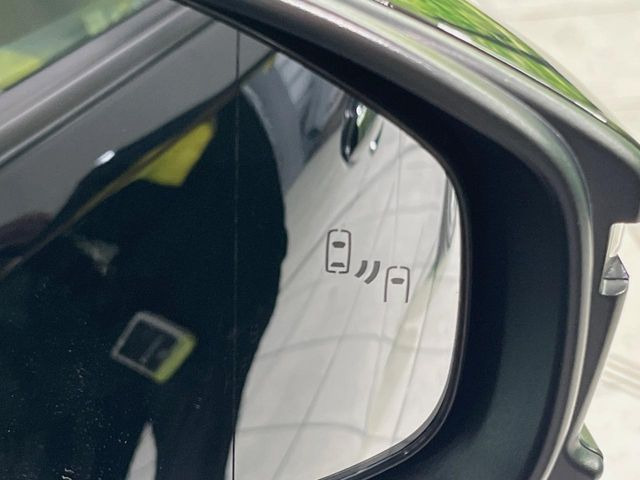 【ブラインドスポットモニター】走行中、ドアミラーの死角になりやすい箇所に後続車が接近するとサイドミラーのレンズに警告を表示!ドライバーに注意喚起をしてくれます。