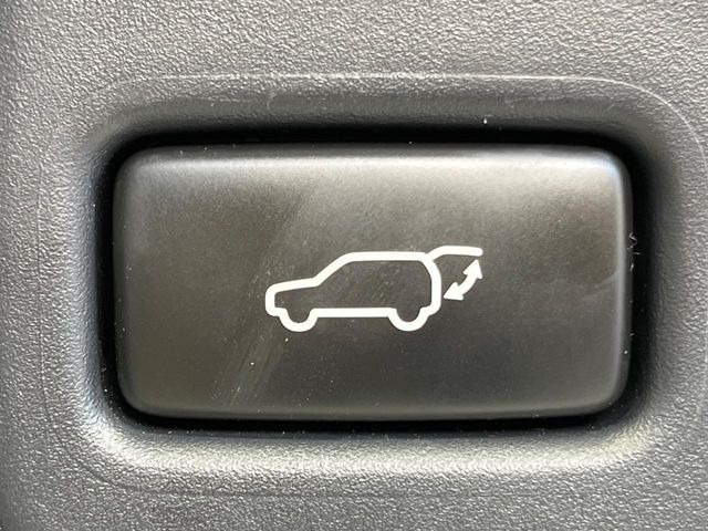 【パワーバックドア】スマートキーや運転席のボタンを押すだけでリアゲートが自動で開閉します!荷物を持っている時や、高い位置にあるバックドアを閉める際に便利な機能です♪