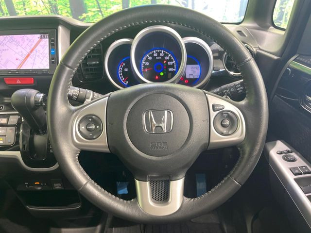 �C���e���A�ɍ��킹���f�U�C���̃X�e�A�����O�́A�^�]�������̂��Ƃ��l���A�^�]���₷���`��A�傫���ł��B�����x�A���ۂɐG���Ă��m���߂��������B