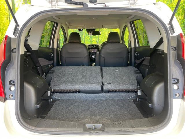 後席を格納すると、これだけの広さが!シーンに合わせたシートアレンジで、大きな荷物も積むことが出来ます♪