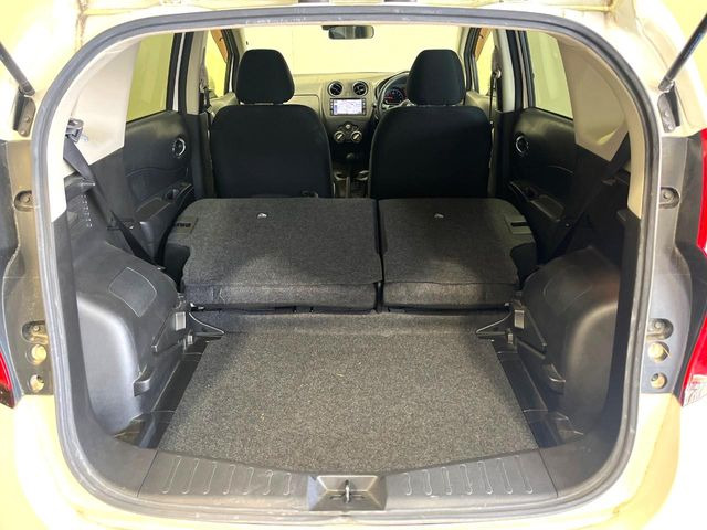 後席を格納すると、これだけの広さが!シーンに合わせたシートアレンジで、大きな荷物も積むことが出来ます♪