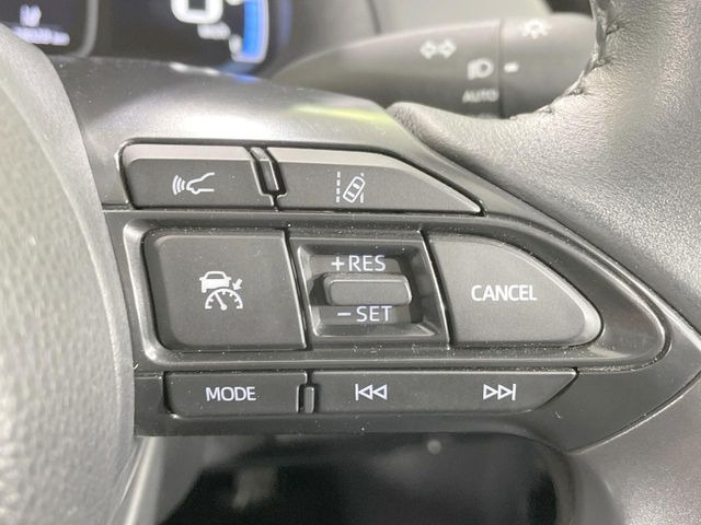 【レーダークルーズコントロール】高速道路での長距離走行が楽に!!自動で速度を保つクルーズコントロールが、衝突軽減システムと連携し、前方の車両を感知して車間を保つように速度調節してくれます!!