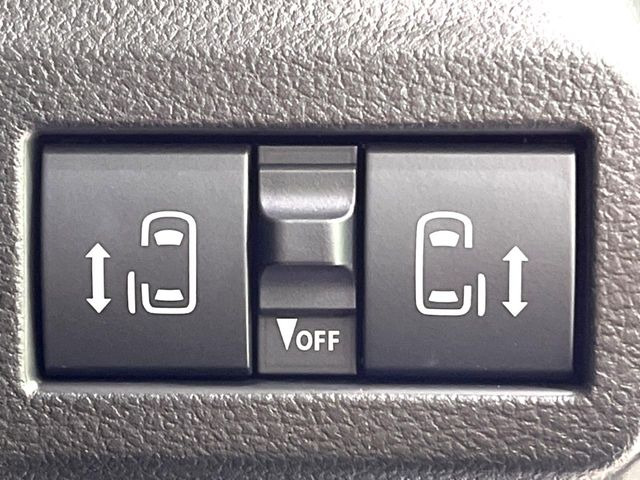 【両側パワースライドドア】スマートキーや運転席のスイッチで後席両側スライドドアの開閉が可能♪電動だから力を入れてドアを開ける必要が無く、小さなお子様でも簡単に開け閉めでき快適です♪
