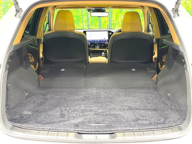普段のお買い物や通勤、送迎等に十分な荷室スペースを確保しております。セカンドシートを倒すと、大きな荷物の積載も可能です♪